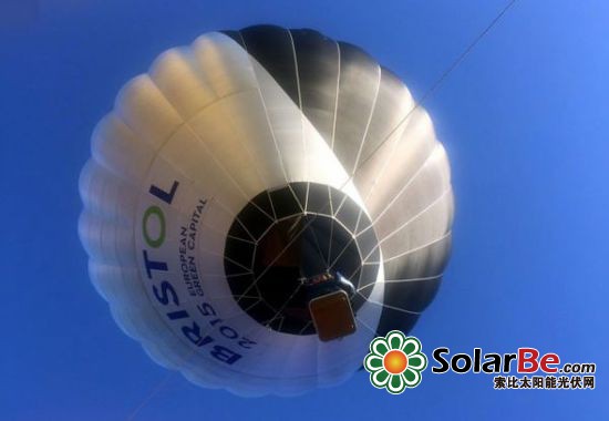 热气球黑色那面用于吸收太阳热量,另外一面则用于反射和隔绝热量。当需要调整高度的时候,飞行员只需要旋转下气球即可。