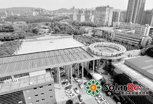长沙高新区管委会政务大楼楼顶区安装有1100块电池板。