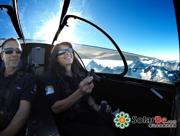 Raymond夫妇驾驶飞机