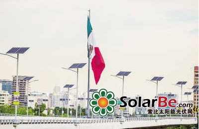 墨西哥公路两侧都安装了太阳能板