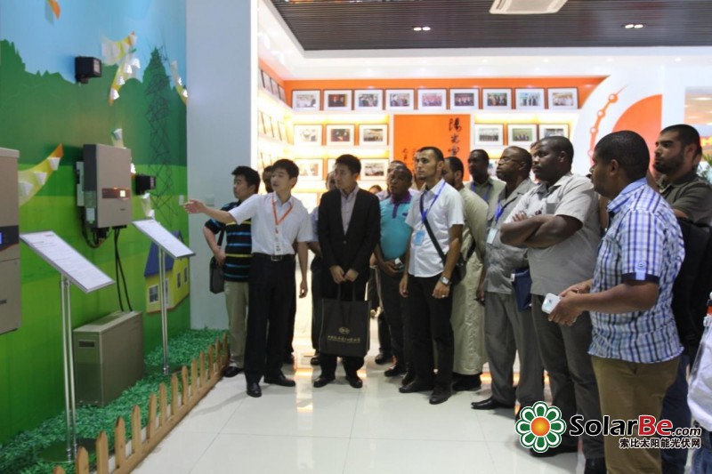 图4:阳光电源技术人员向学员讲解光伏发电系统
