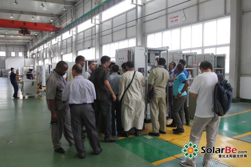 图3:学员现场体验阳光电源逆变器操作的简便性