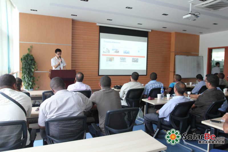 图2:学员们正在聚精会神地听培训师讲课