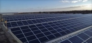 Lightsource屋顶太阳能。该公司的首席执行官日前表达了对于削减英国上网电价补贴的建议的失望。图片来源:Lightsource Renewable Energy