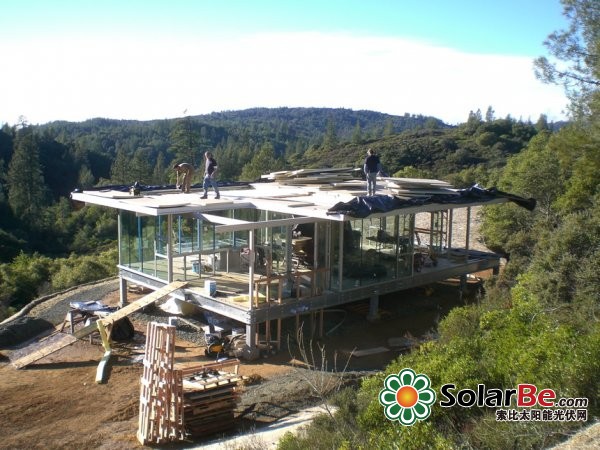 家庭在屋顶上安装了太阳能电池