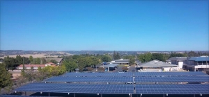 对于低收入家庭的社区太阳能项目将包括车库安装项目和屋顶。