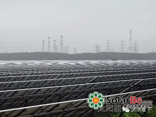 图2:从施工现场的事务所二楼拍摄的;软银苫东安平光伏发电园