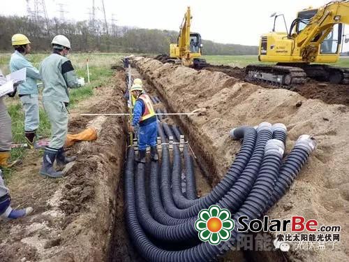 图5:架台组装。一个阵列(42张电池板)用9根支柱支撑