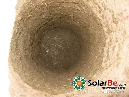 图8:为了固定基桩挖的坑