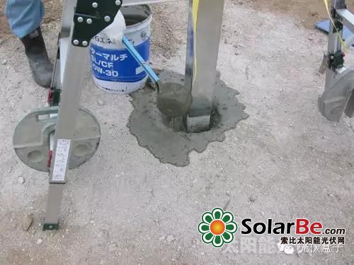 图9:在坑中利用夹具固定桩脚,注入水泥浆