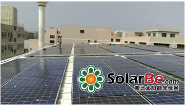 这样既可以保证光伏组件的太阳辐射接收量,又可以减小施工难度,铺设光伏组件后对顶层的房间能起到隔热降温的作用。