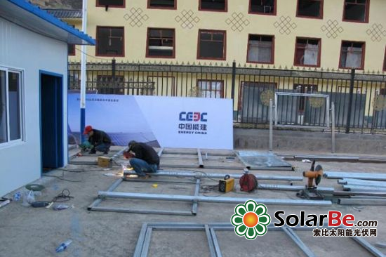 图为工程技术人员在测量江车光伏厂区范围。