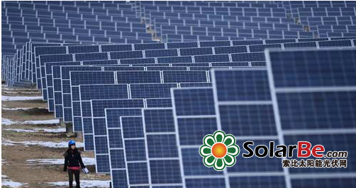 资料图片：一名技术人员在黄河水电公司龙羊峡水光互补<a href=