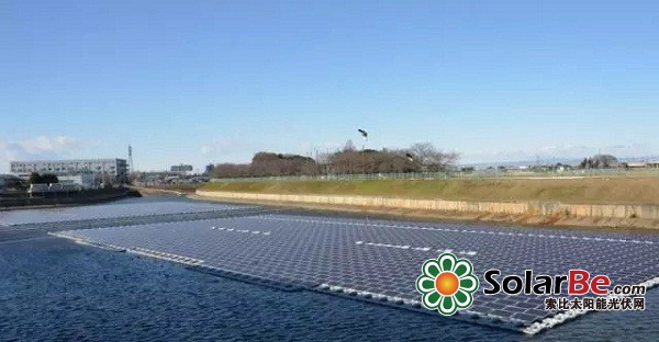 　图为：日本埼玉县桶川市，在当地水库内建设完成的水上太阳能发电站。12400平方米的水面上漂浮着4500块太阳能电池板，而水面面积达3万平方米的水库及其周边河流充足的水源也拥有良好的冷却效果。