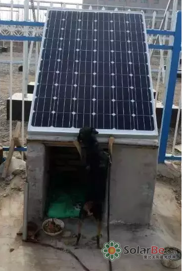 原来“金刚”在试图把这块组件摆至最佳倾角，以实现最大发电量。