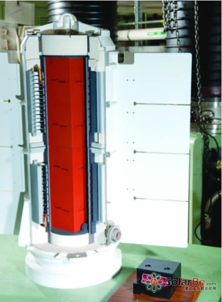 这台发电机本质上是一块核电池，它可以将热能转化为电能。它主要包括两个组成部分：一个装填钚-238二氧化物的热源，以及一组固体热电偶，它们可以将“钚-238”产生的热能转化为电力。