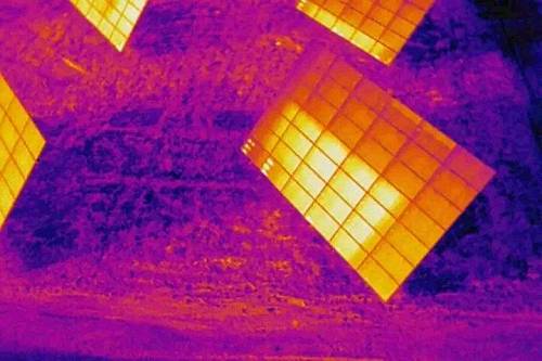 热成像镜头下的光伏板