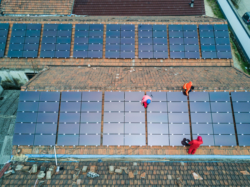 3月29日，工作人员在妙西镇后沈埠村一户居民家中为刚刚安装好的屋顶光伏设备进行并网调试。