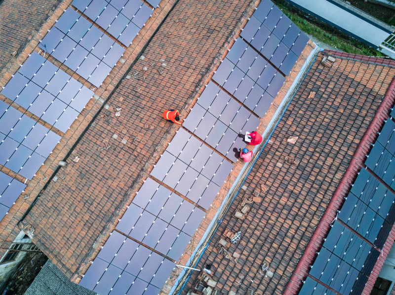 3月29日,工作人员在妙西镇后沈埠村一户居民家中为刚刚安装好的屋顶光伏设备进行并网调试。