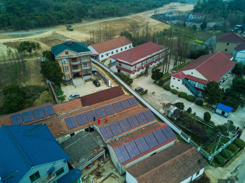 3月29日,工作人员在妙西镇后沈埠村一户居民家中为刚刚安装好的屋顶光伏设备进行并网调试。