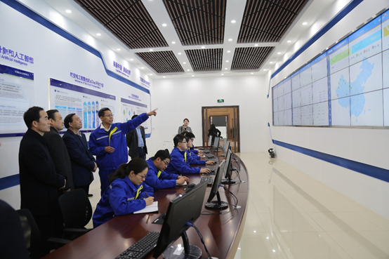刘伟增向姜锋副省长（左三）一行介绍特变电工e云平台