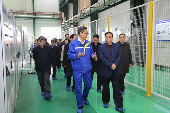刘伟增陪同副省长姜锋（右二）参观公司生产车间