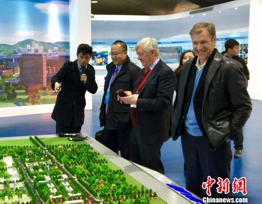 美国加州大学伯克利分校可再生能源实验室主任、诺贝尔奖获得者丹尼尔？科曼(右一)19日出席国际绿色能源论坛，并参观北京未来科学城展厅。 清华控股供图