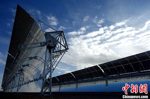 位于柴达木盆地的中广核德令哈50兆瓦光热发电项目槽式抛物面集热器阵列。(资料图) <a target='_blank' href='http://www.chinanews.com/'>中新社</a>记者 孙睿 摄