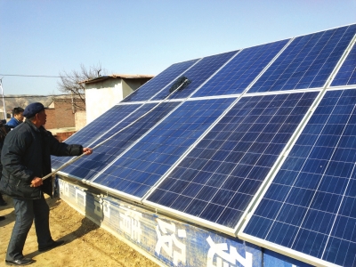 王玉灿擦拭光伏板上的灰尘