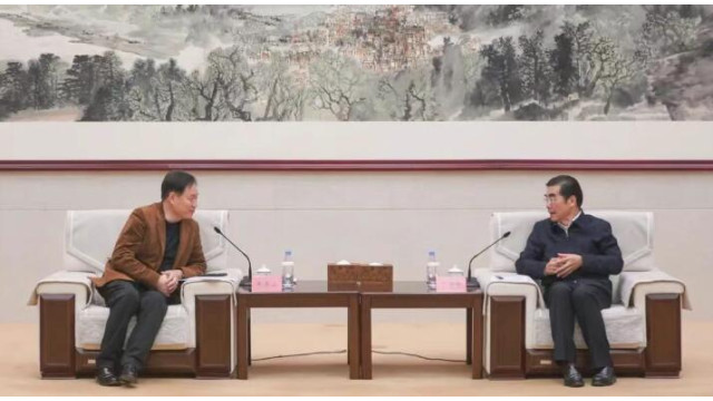包头市委书记丁绣峰会见朱共山