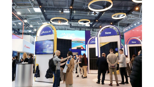 Intersolar Europe丨傳奇再現！世界杯冠軍球星Riedle與晶澳科技共啟光耀新程