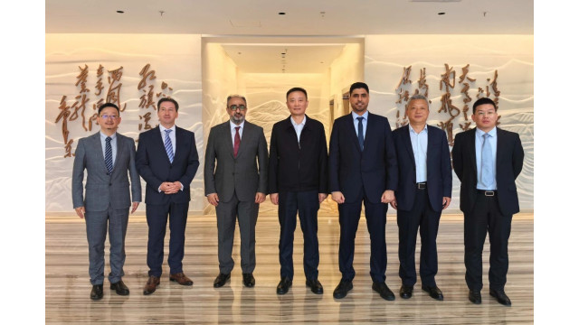 山东电建董事长周铁军与阿尔朱美亚能源与水务公司副总裁Adnan Buhuligah会谈