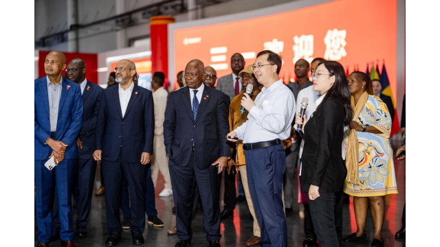 非洲驻华使节团考察三一硅能株洲光伏制造基地