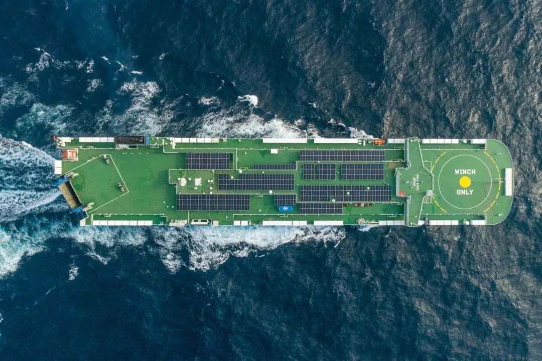 中国最大光伏能源汽车运输船首航，隆基组件助力扬帆“出海”