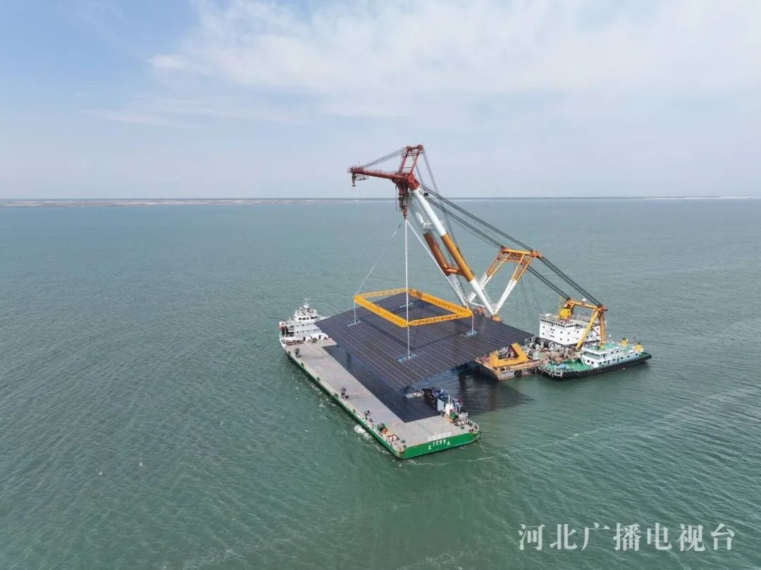 华电1.8GW海上光伏项目，成功吊装！