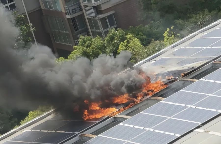 突发！虹梅南路高架声屏障顶部光伏组件起火