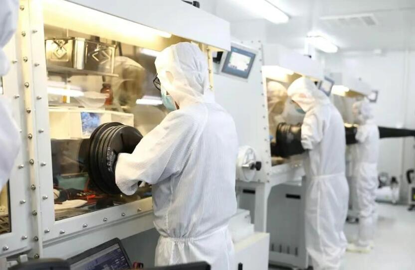 中国团队攻克钙钛矿规模化生产技术难题