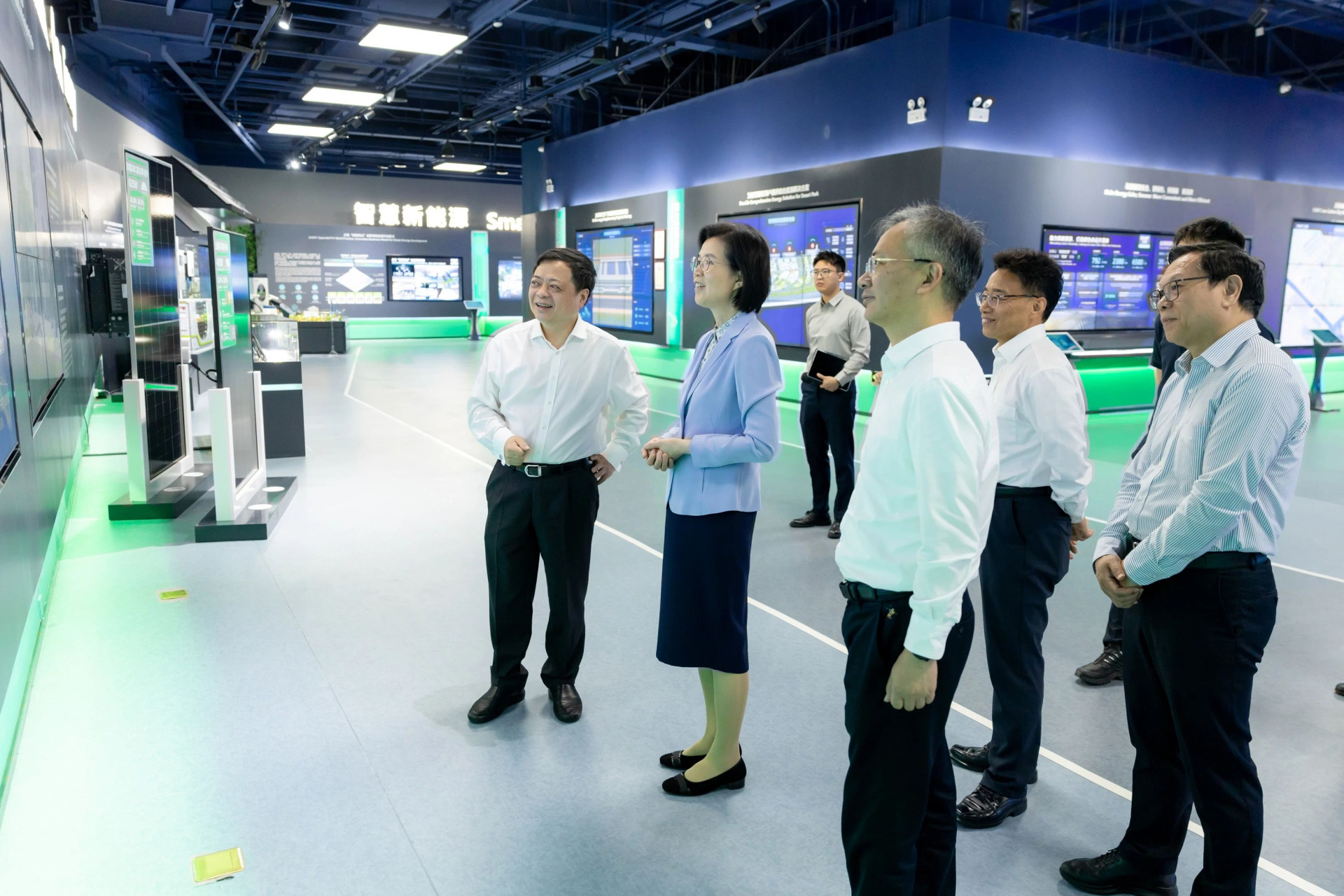 中央统战部副部长、全国工商联党组书记沈莹一行到正泰集团调研