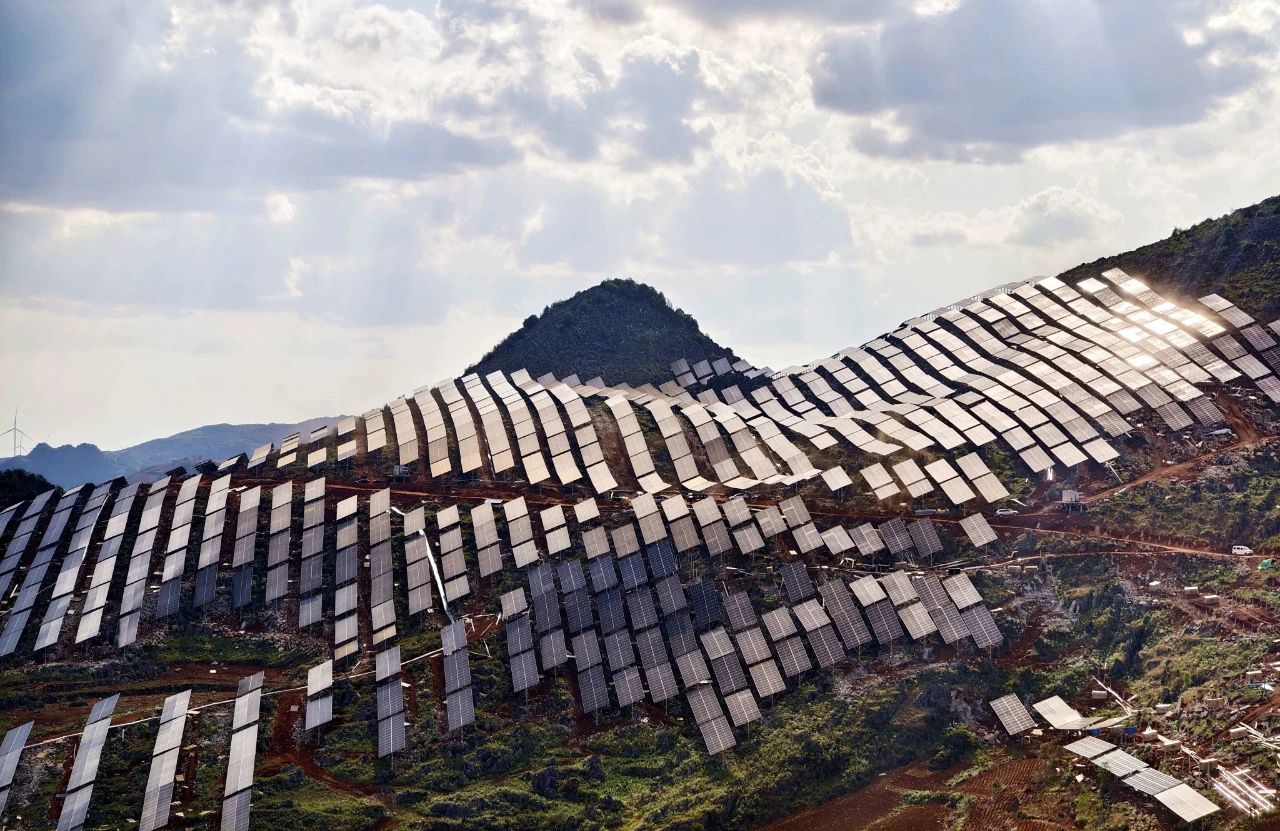 云南能投集团单体最大光伏项目——绿能丘北小塘子200兆瓦光伏项目提前并网