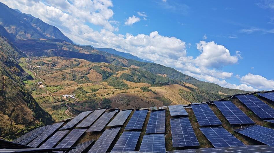烈日风雨间，点亮滇中绿能：大姚光伏基地的运维坚守
