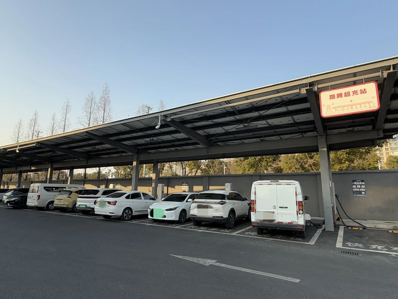 单枪日充电量突破630千瓦时大关！常熟路腾光储充超充示范站迎充电高峰