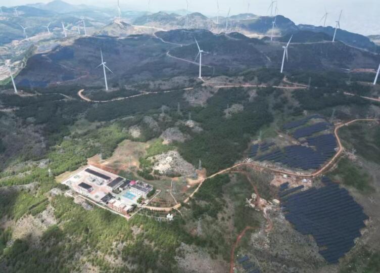 中国能建中电新能源公司承建的华宁县大地50MW农光互补光伏项目实现全容量并网