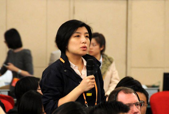 图为法国欧洲时报记者提问。新华网/中国政府网 翟子赫 摄