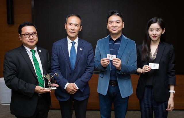 王石来京东,刘强东章泽天携手接待,还给了1000万元