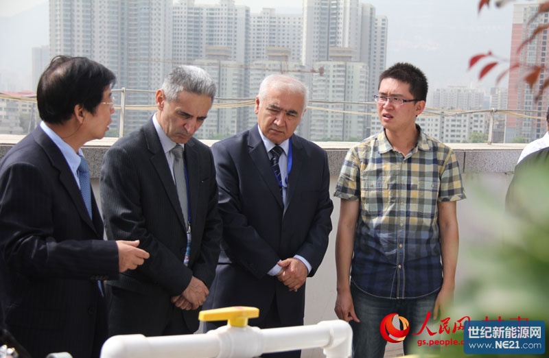 参观太阳能发电设备。(呼双鹏 摄)