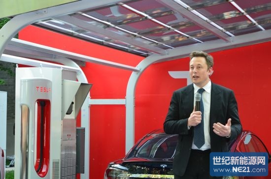 特斯拉创始人Elon Musk在汉能光伏充电站系统前发表讲话 特斯拉创始人Elon Musk在汉能光伏充电站系统前发表讲话