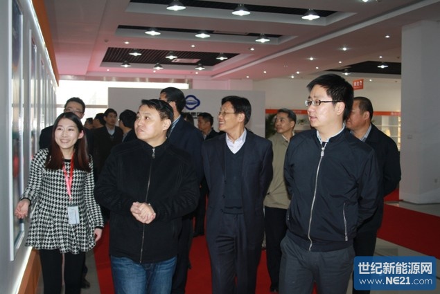 谢毅董事长(右二)陪同陈晓波副市长(左二)参观公司荣誉展厅