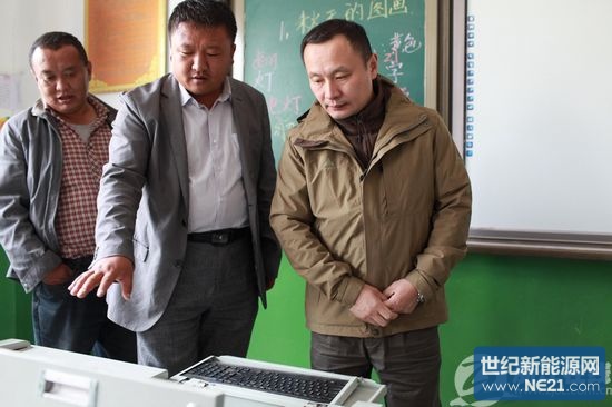 “点亮玉树”公益使者正在了解无电学校的用电需求 徐国锋摄