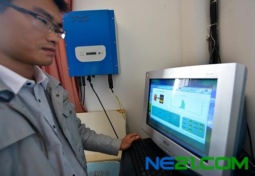 11月14日,工作人员在查看光伏陶瓷瓦发电的实时发电量。新华社记者 徐昱 摄