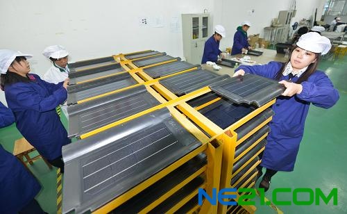 11月14日,合大太阳能科技公司的工作人员将成品光伏陶瓷瓦搬上推车,这种高科技陶瓷瓦是当地光伏企业出口的“拳头产品”。新华社记者 徐昱 摄